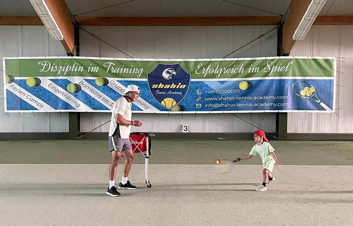 Training in der Tennishalle im Sportpark Zwenkau