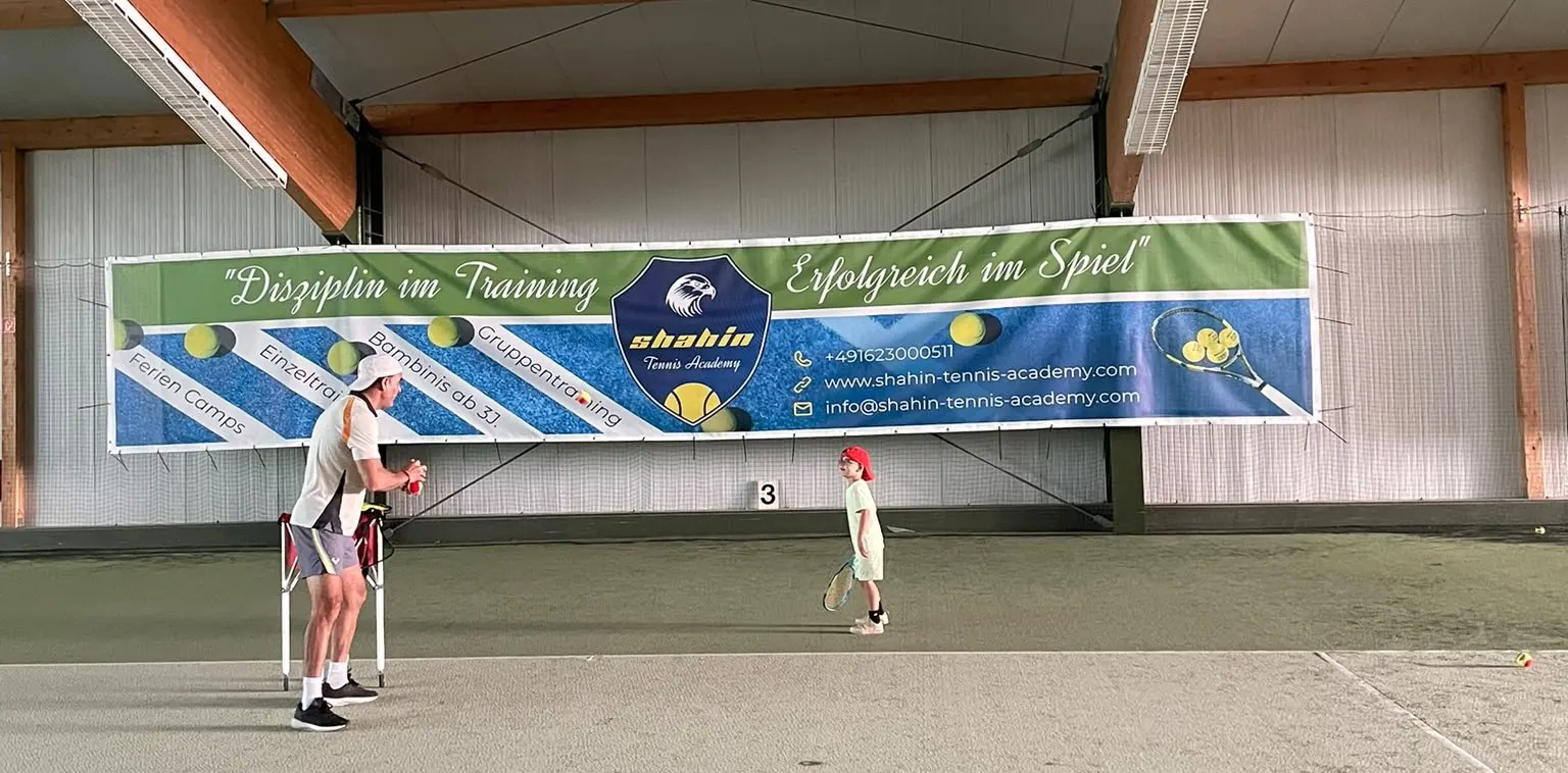 Abendtraining in der Tennishalle im Sportpark Zwenkau