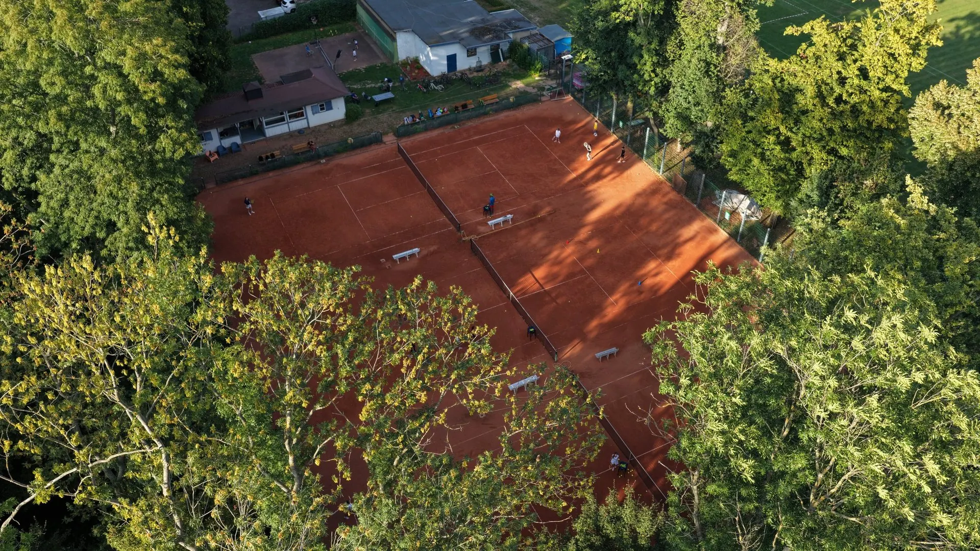 Luftaufnahme der Tennisanlage mit Vereinsheim beim TSV Markkleeberg