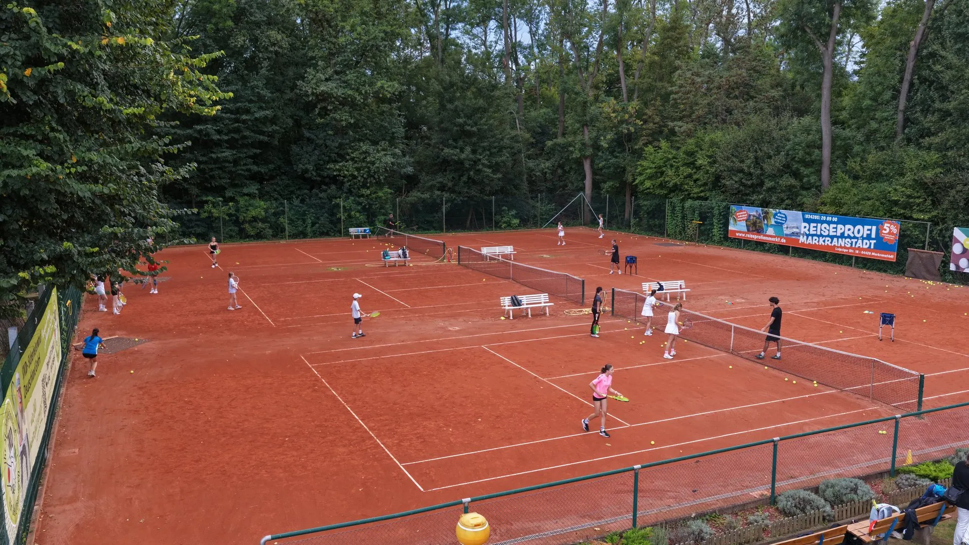 Abendtraining in Gruppen auf den Sandplätzen, Luftaufnahme