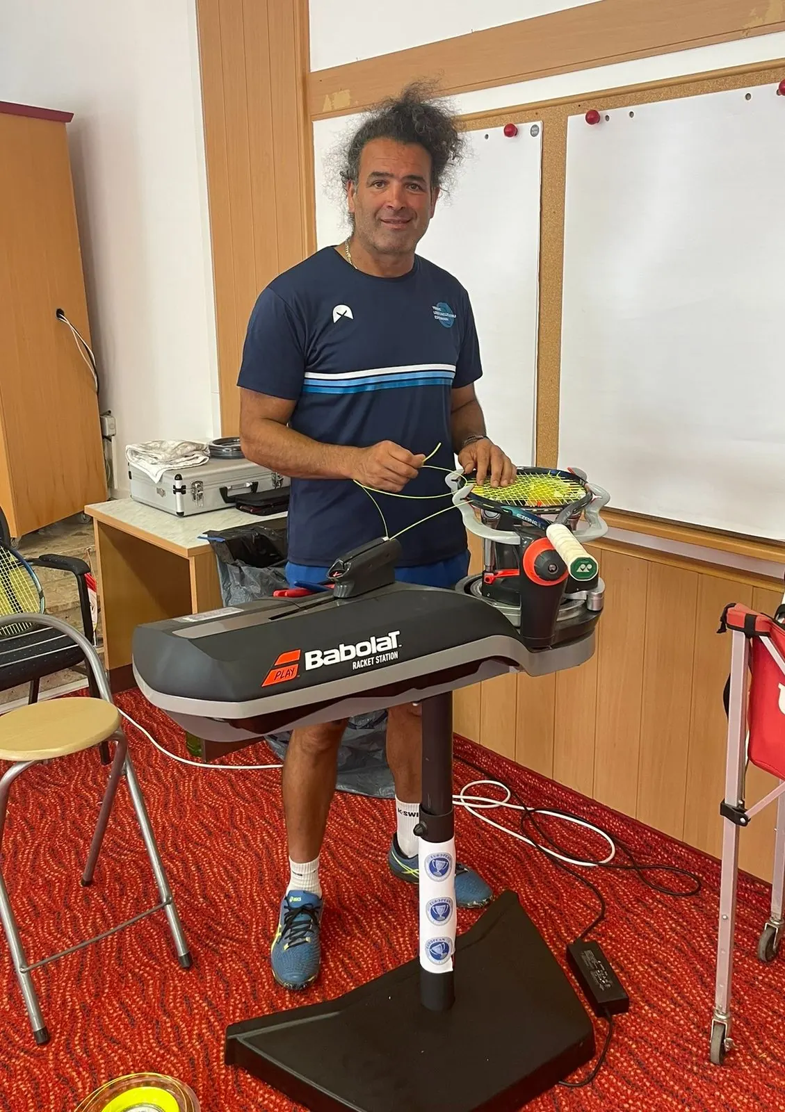 Shahin Shirzady an der Bespannmaschine