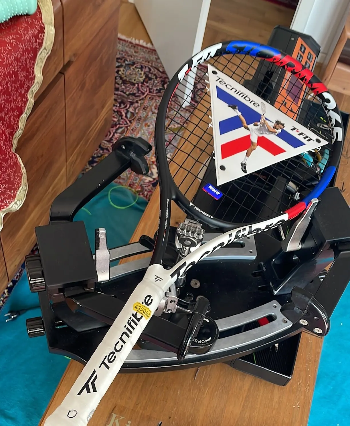 Tennisschläger in der Bespannmaschine