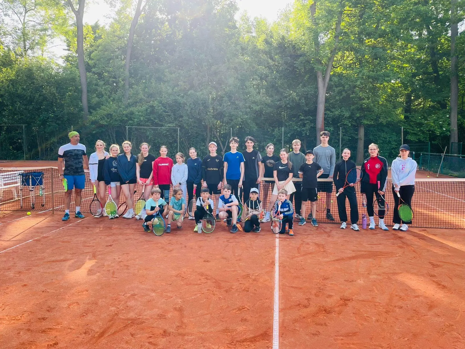 Gruppenfoto Sommercamp auf dem Sandplatz