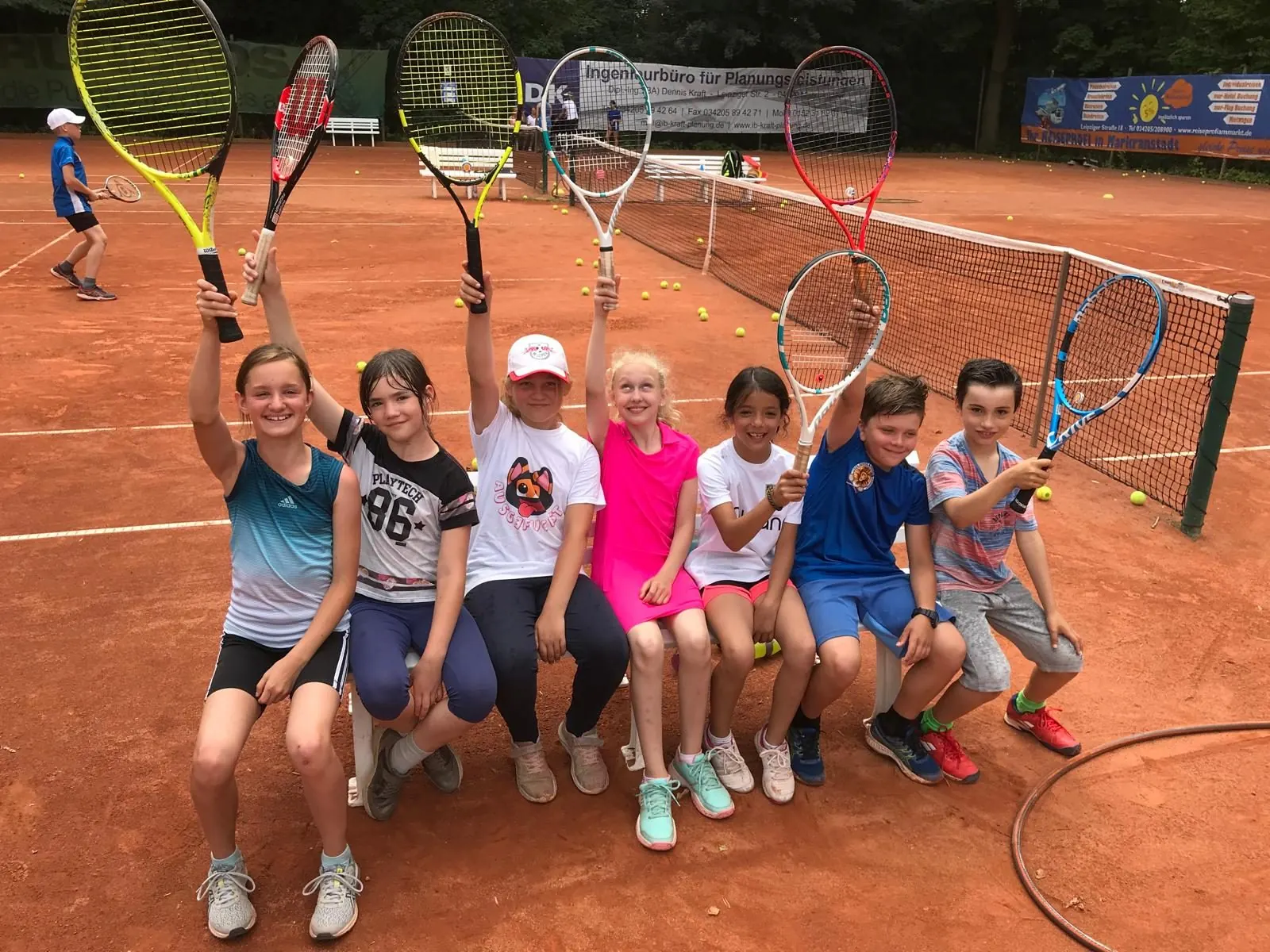 Jubel im Sommercamp mit erhobenen Schlägern