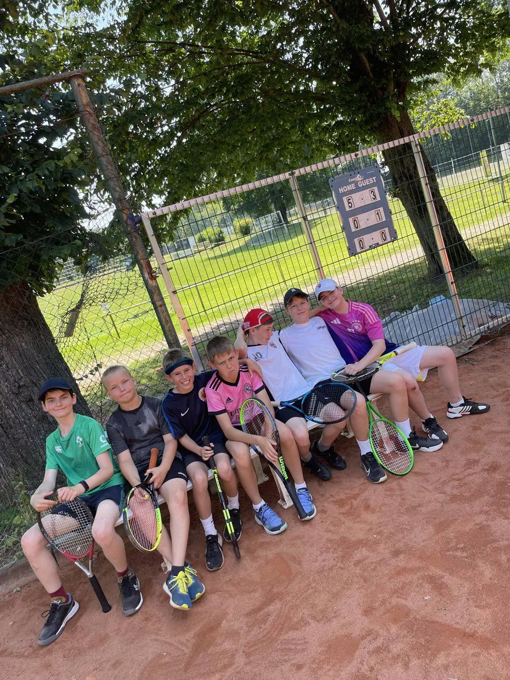 Jugendliche auf dem Sandplatz
