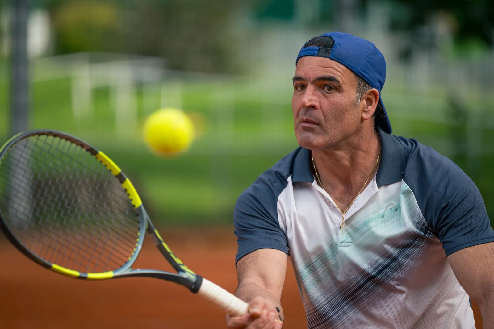 Shahin Shirzady spielt eine Vorhand