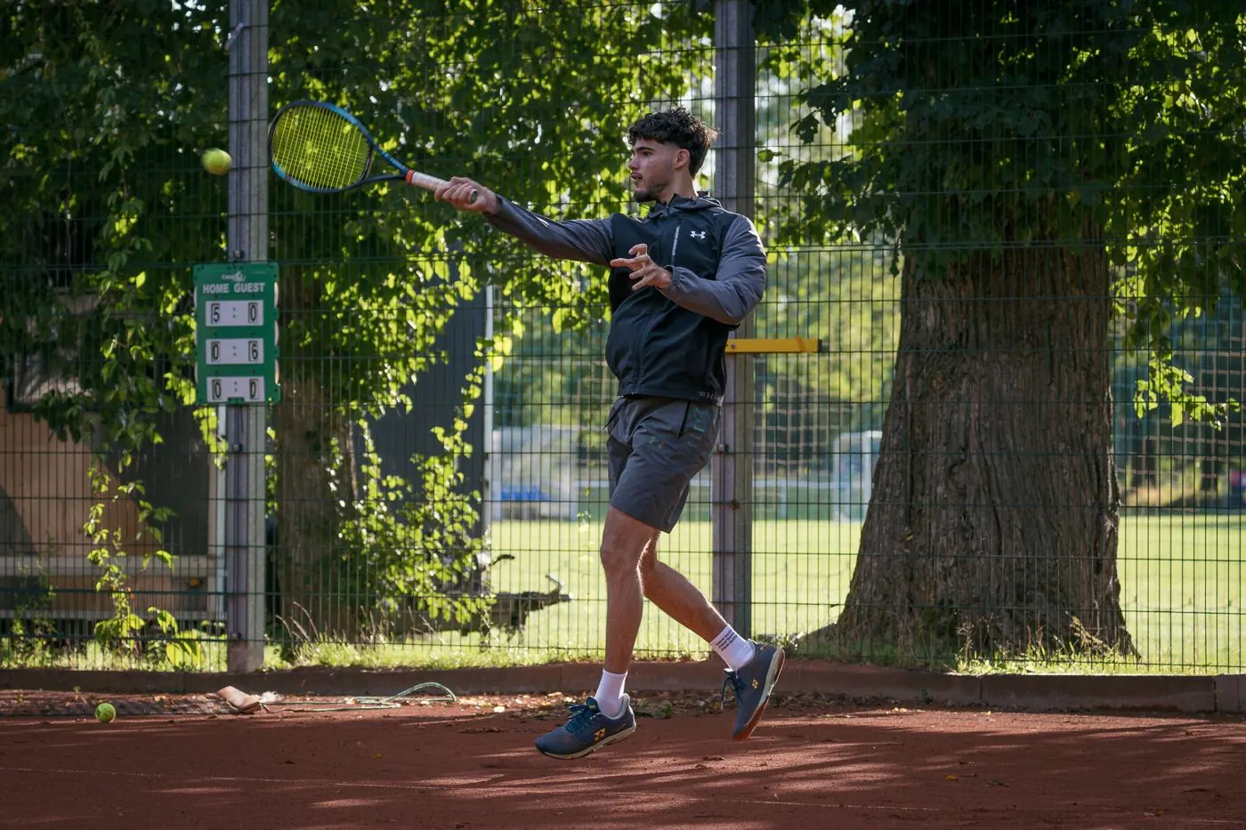 Erwachsener Spieler bei der Vorhand