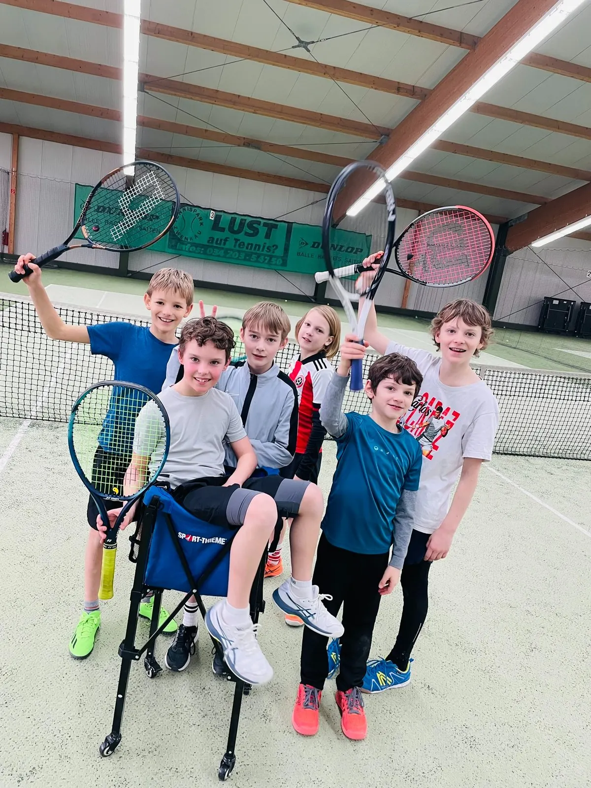 Kindergruppe mit Schlägern in der Tennishalle Zwenkau